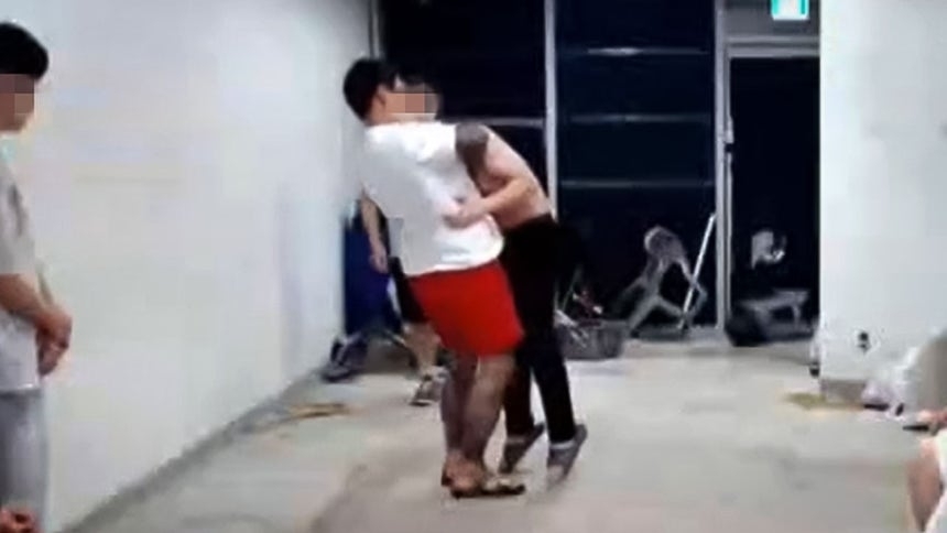 6일 한 유튜브 채널 라이브 방송 도중 종합격투기 선수가 20대 남성의 목을 조르고 있다.  자료 : 유튜브 캡쳐·연합뉴스