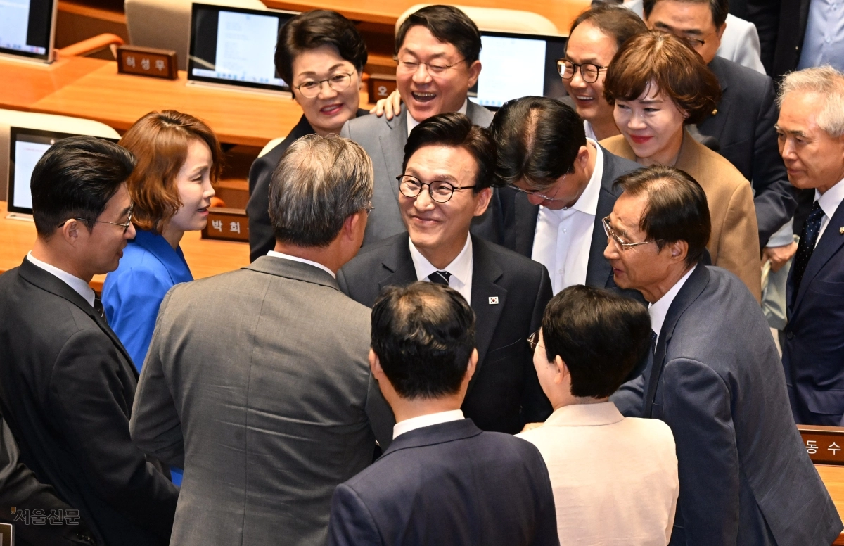김민석, 교섭단체 대표연설 데뷔… 쏟아지는 與의원들의 격려