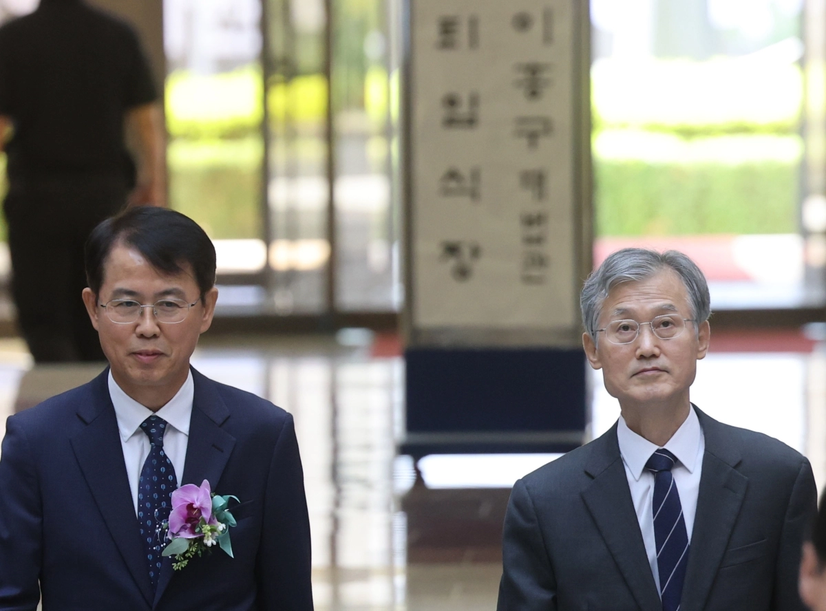 조희대(오른쪽) 대법원장이 7일 서울 서초구 대법원에서 열린 이흥구 대법관 퇴임 행사에 참석하고 있다. 연합뉴스