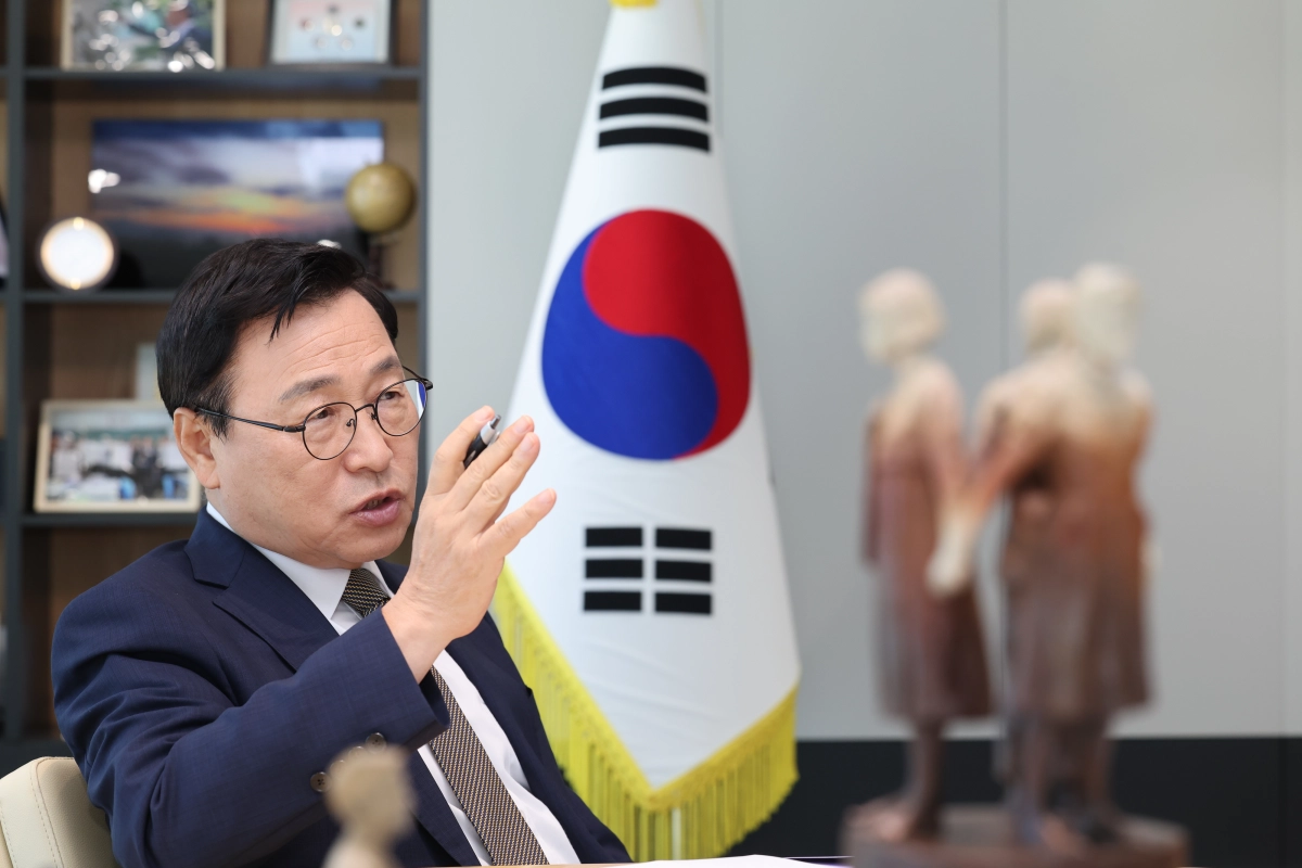 정근식 서울시교육감이 지난 3일 서울신문과 인터뷰를 진행하고 있다. 정 교육감은 혐오·차별 표현, 교권침해 등 학교 내 갈등 문제를 해결할 방안으로 ‘인권문화추진단’을 설립하겠다고 밝혔다. ﻿  서울시교육청 제공
