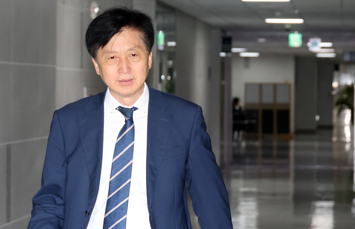 국회 재정경제기획위원회 여당 간사인 더불어민주당 오기형 의원이 7일 국회 의원회관에서 재정경제기획위원회ㆍ산업통상자원중소벤처기업위원회가 공동으로 정부 관계부처와 대미 투자 협상 논의를 위해 개최한 당정에 입장하고 있다. 2026.9.7 연합뉴스