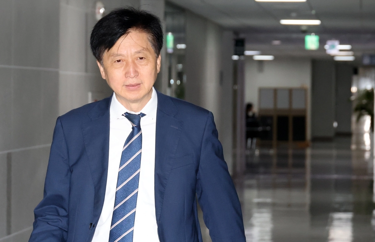 국회 재정경제기획위원회 여당 간사인 더불어민주당 오기형 의원이 7일 국회 의원회관에서 재정경제기획위원회ㆍ산업통상자원중소벤처기업위원회가 공동으로 정부 관계부처와 대미 투자 협상 논의를 위해 개최한 당정에 입장하고 있다. 2026.9.7 연합뉴스