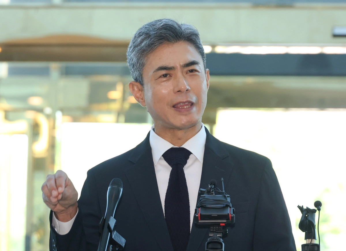 강신철 국방부 장관 후보자가 3일 청문회 준비 사무실이 차려진 서울 용산구 국방컨벤션으로 들어서며 취재진의 질문에 답하고 있다. 연합뉴스