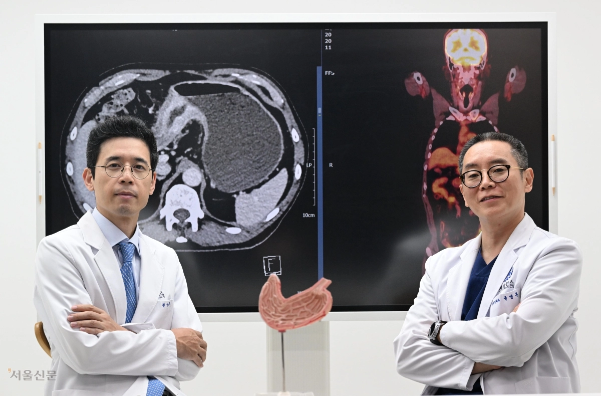 권인규(왼쪽) 강남세브란스병원 위장관외과 교수와 윤영훈 소화기내과 교수가 7일 서울 강남구 강남세브란스병원 스마트행정센터에서 서울신문과 인터뷰하고 있다. 두 교수는 환자에게 맞는 치료법을 찾기 위한 내·외과 협진의 중요성을 강조했다. 도준석 전문기자