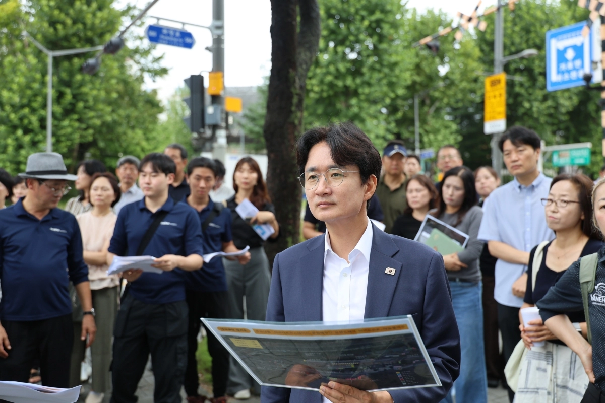 서준오 노원구청장이 ‘2026 노원수제맥주축제’ 개최를 앞두고 지난 2일 화랑대 철도공원을 찾아 안전점검을 하고 있다. 노원구 제공