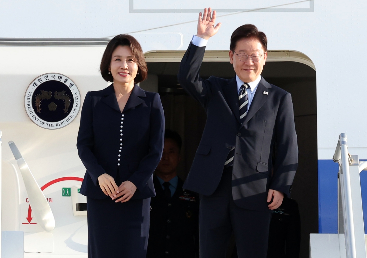 인사하는 이재명 대통령 부부