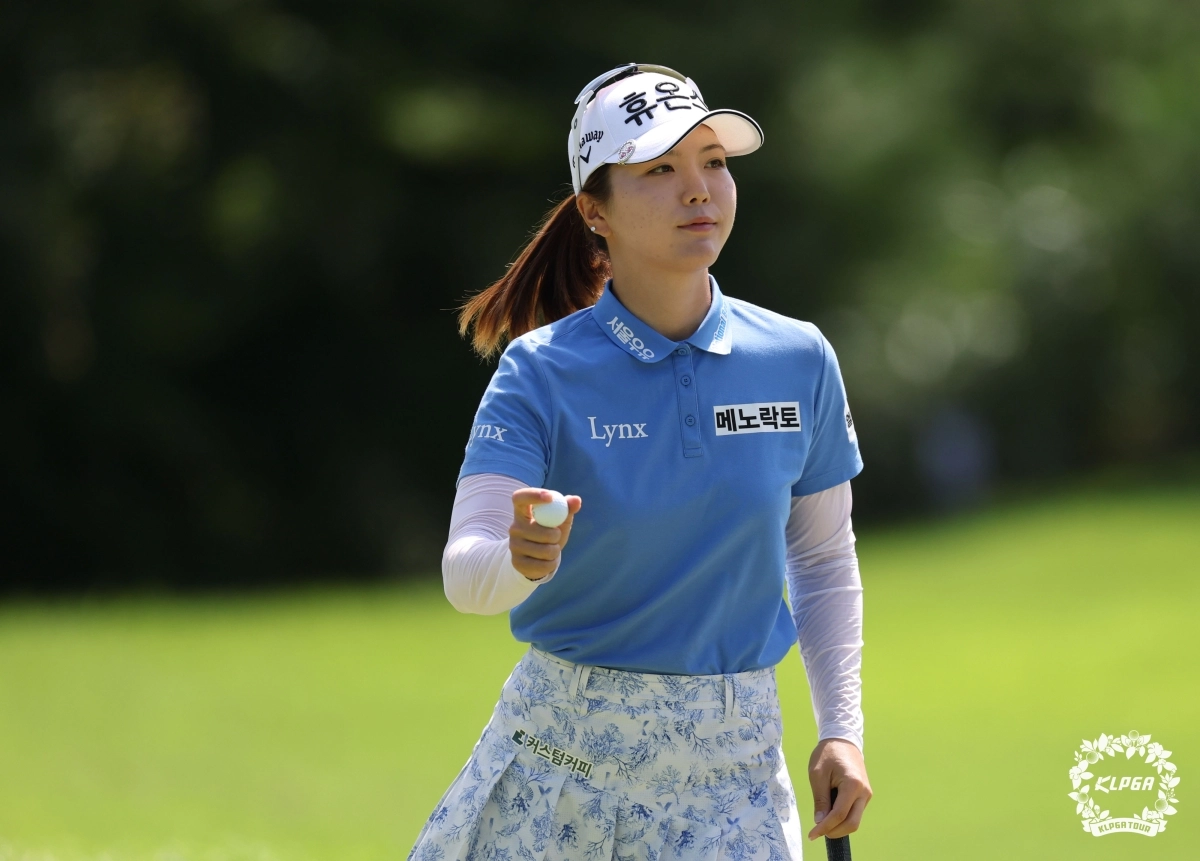 최예림의 버디 세리머니. 최예림은 2주 연속 우승을 노린다. KLPGA 제공.
