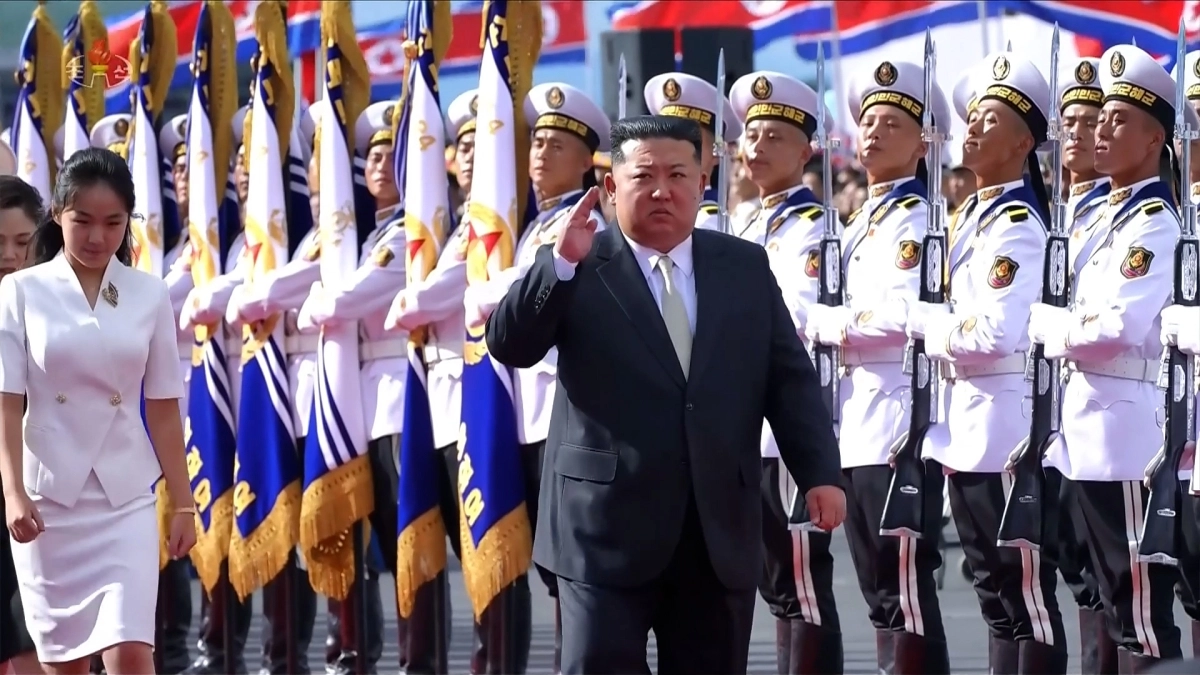 김정은 북한 국무위원장이 지난 6일 원산항에서 열린 구축함 강건호 취역기념식에서 딸 주애와 함께 명예위병대를 사열하며 거수경례하고 있다. [조선중앙TV 화면] 2026.9.7. 연합뉴스