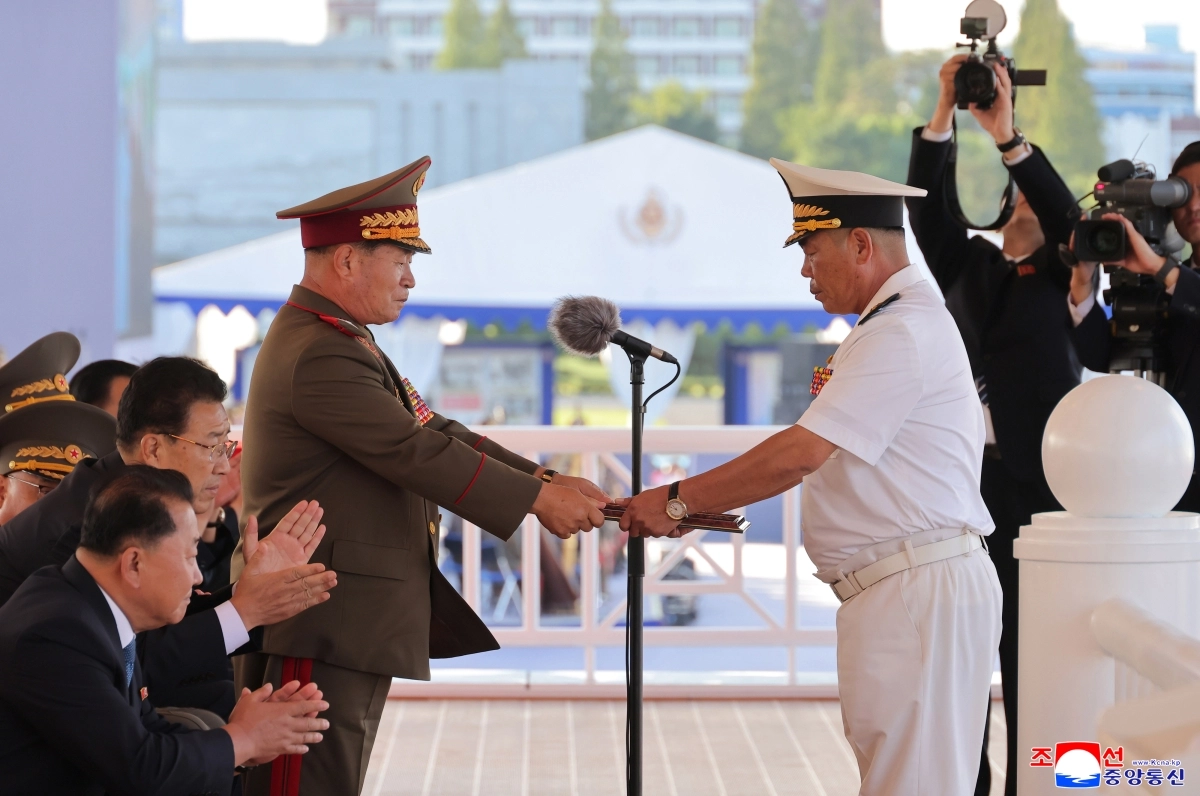 박정천 북한 당 중앙군사위원회 부위원장이 지난 6일 원산항에서 구축함 강건호의 취역에 관한 중앙군사위 명령서를 낭독한 뒤 박광섭 해군사령관(오른쪽)에게 전달하고 있다. 2026.9.7. 연합뉴스