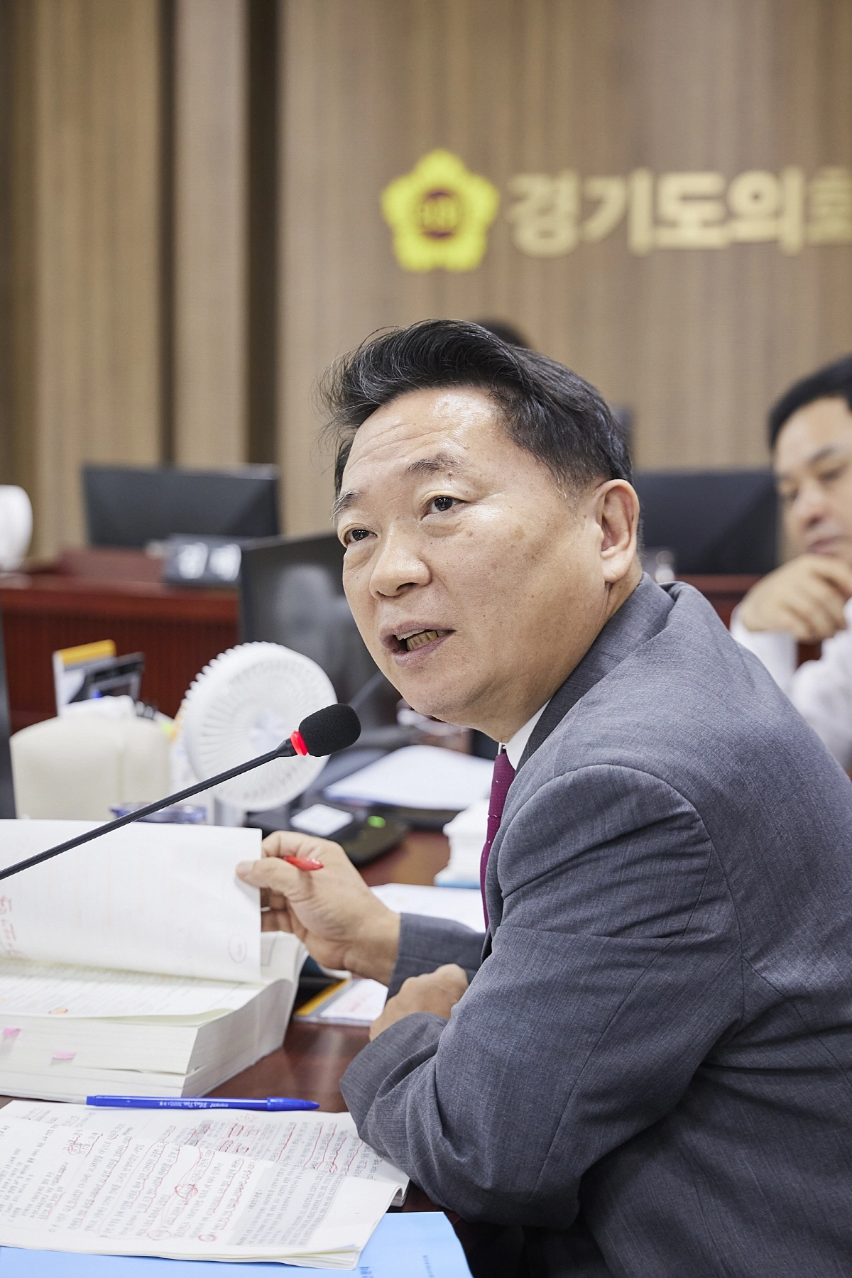 ▲방성환 의원이 7일 열린 2026년도 제2회 추가경정예산안 심의에서 AI국 예산 삭감 문제를 지적하며 질의하고 있다. (사진=경기도의회)