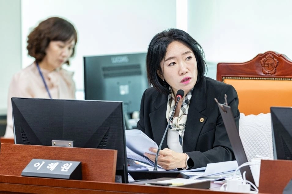 ▲ 지난 7일 열린 제393회 임시회 제2차 도시환경위원회 제2회 추가경정예산안 심사에서 질의하는 이혜원 부위원장(사진=경기도의회)