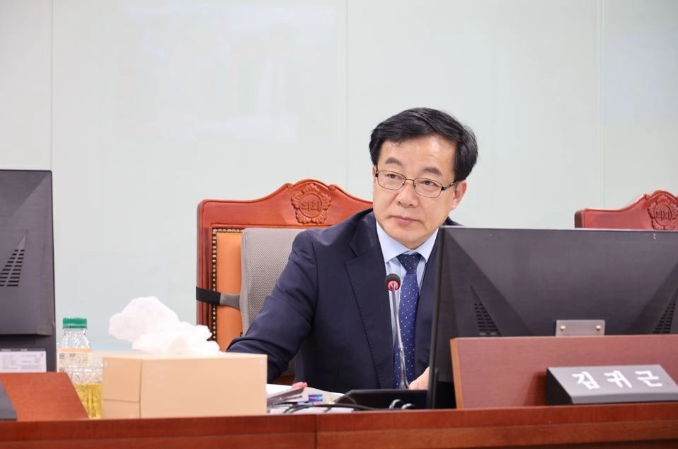 ▲ 지난 7일 열린 2026년도 제2회 경기도 추가경정예산안 심사에서 질의하는 김귀근 의원(사진=경기도의회)