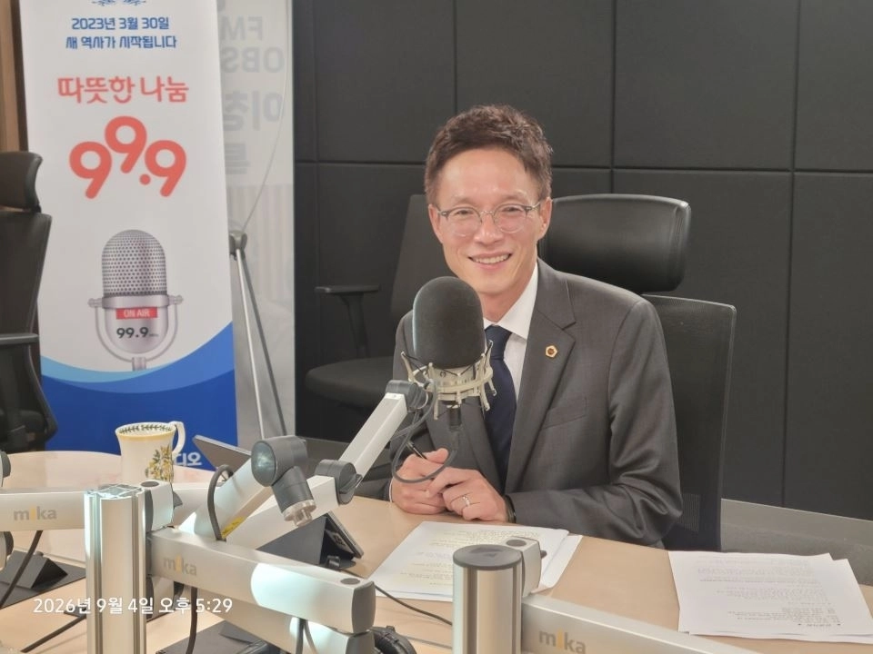 ▲ 지난 4일 OBS 라디오 FM 99.9 ‘오늘의 기후’의 ‘민생의회’ 코너 사전녹음에 참여한 정종혁 의원(사진=경기도의회)