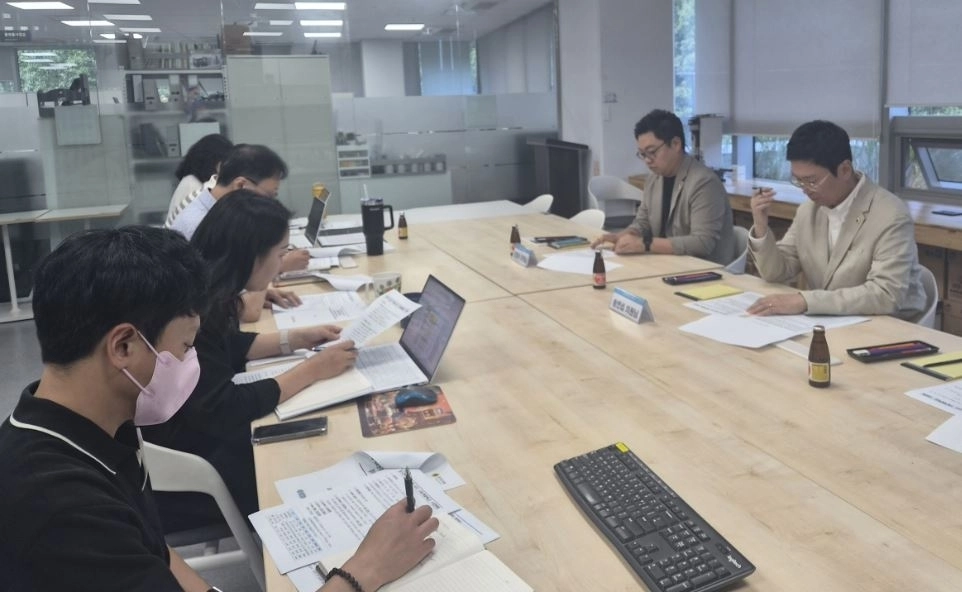 ▲ 지난 7일 코리아경기도주식회사를 방문해 공공배달앱 ‘배달특급’ 등 위탁사업의 세부 추진 내역을 보고받은 송연섭·한영수 의원(사진=경기도의회)