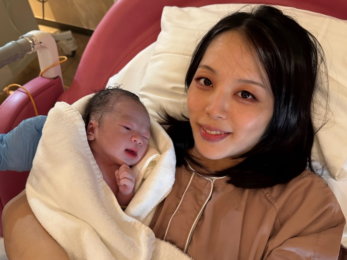 하시모토 코토에가 지난달 말 일곱째 아이를 출산한 직후 아이를 안고 함께 사진을 찍고 있다. 하시모토 코노에 엑스 캡처