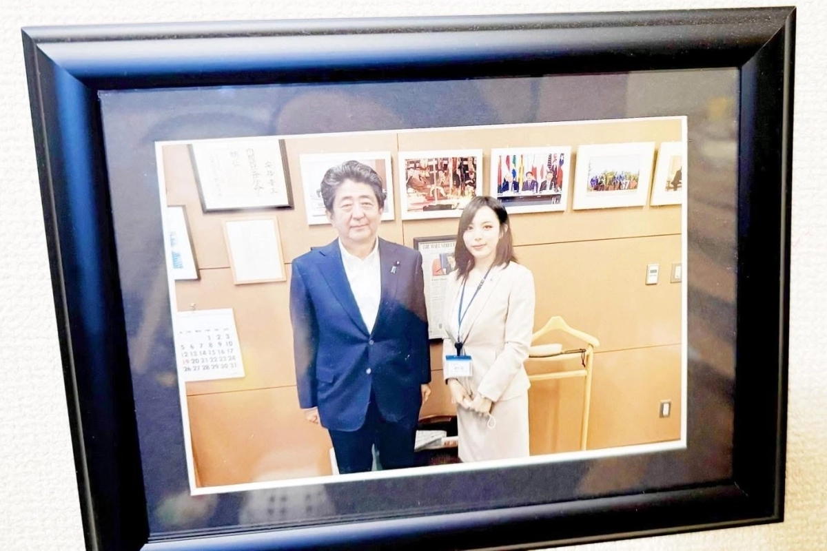 지난달 말 일곱째 아이를 출산해 화제인 하시모토 코토에가 올린 아베 신조 전 일본 총리와 함께 찍은 사진. 그는 아베 전 총리 사망 1년 전인 2021년 7월 그와 만나 ‘일본의 저출산 문제를 해결할 수 있는 건 여성들뿐이다’라는 말을 들었다고 밝혔다. 하시모토 코노에 엑스 캡처