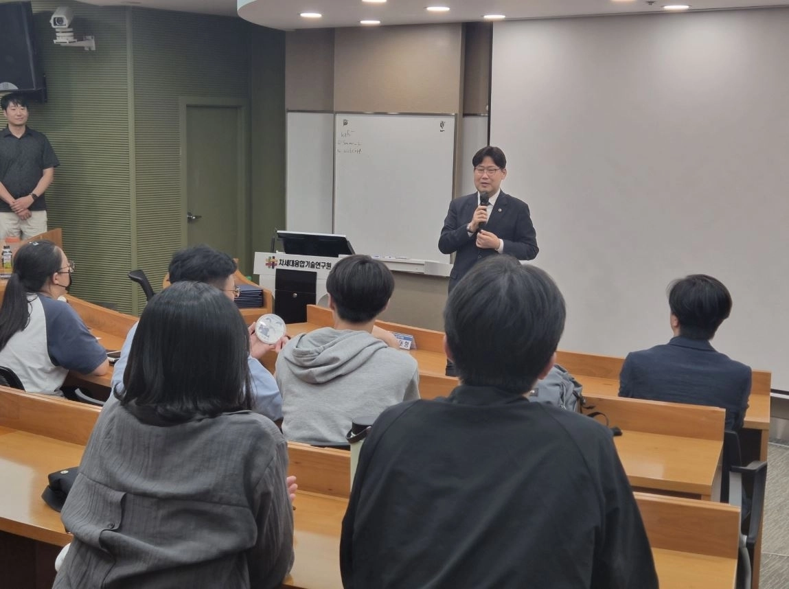 ▲ 지난 4일 차세대융합기술연구원에서 열린 ‘2026년 제3회 학부모와 함께하는 반도체 교실’에 참석한 김태형 위원장(사진=경기도의회)