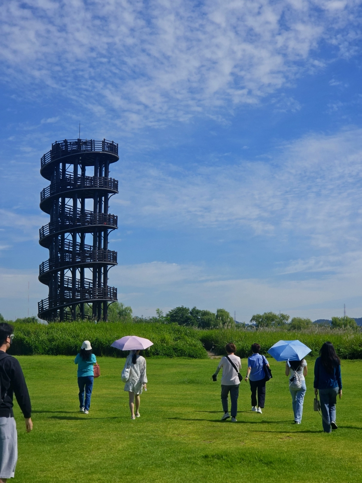 8일 경기관광 전문필진 끼투어기자단이 시흥 갯골생태공원에서 팸투어를 하고 있다. 경기관광공사 제공