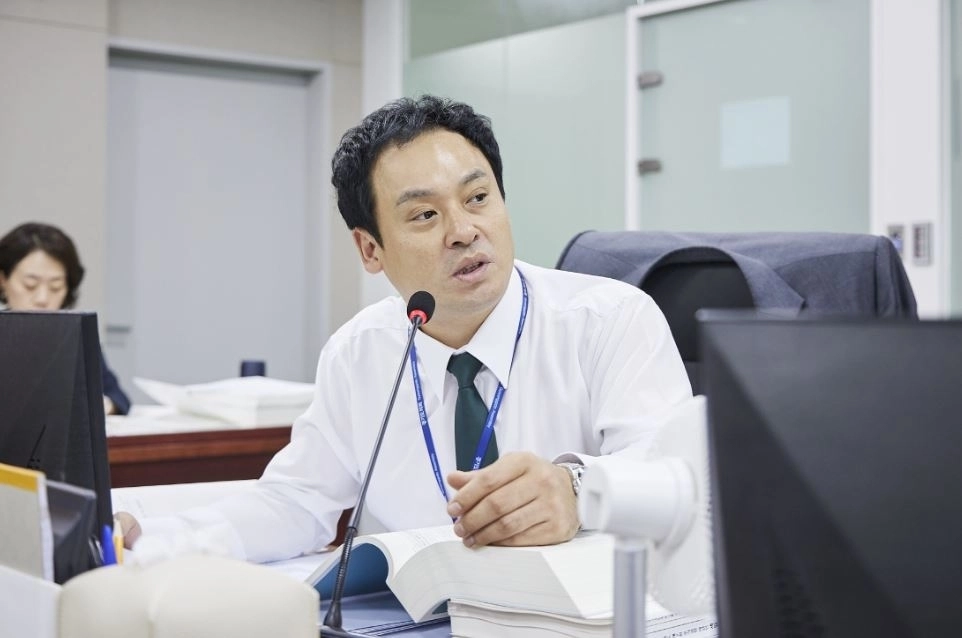 ▲ 지난 7일 열린 2026년도 제2회 추가경정예산안 국제협력국 심의에서 질의하는 오남석 부위원장(사진=경기도의회)