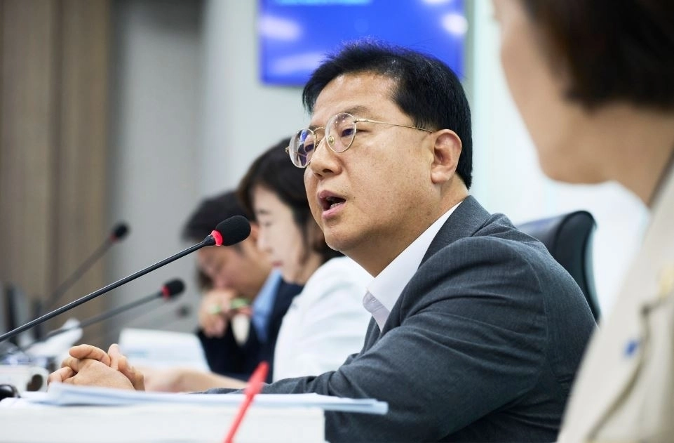 ▲ 지난 7일 제393회 임시회 보건복지위원회 복지국 제2회 추가경정예산안 심사 과정에서 질의하는 김성기 의원(사진=경기도의회)