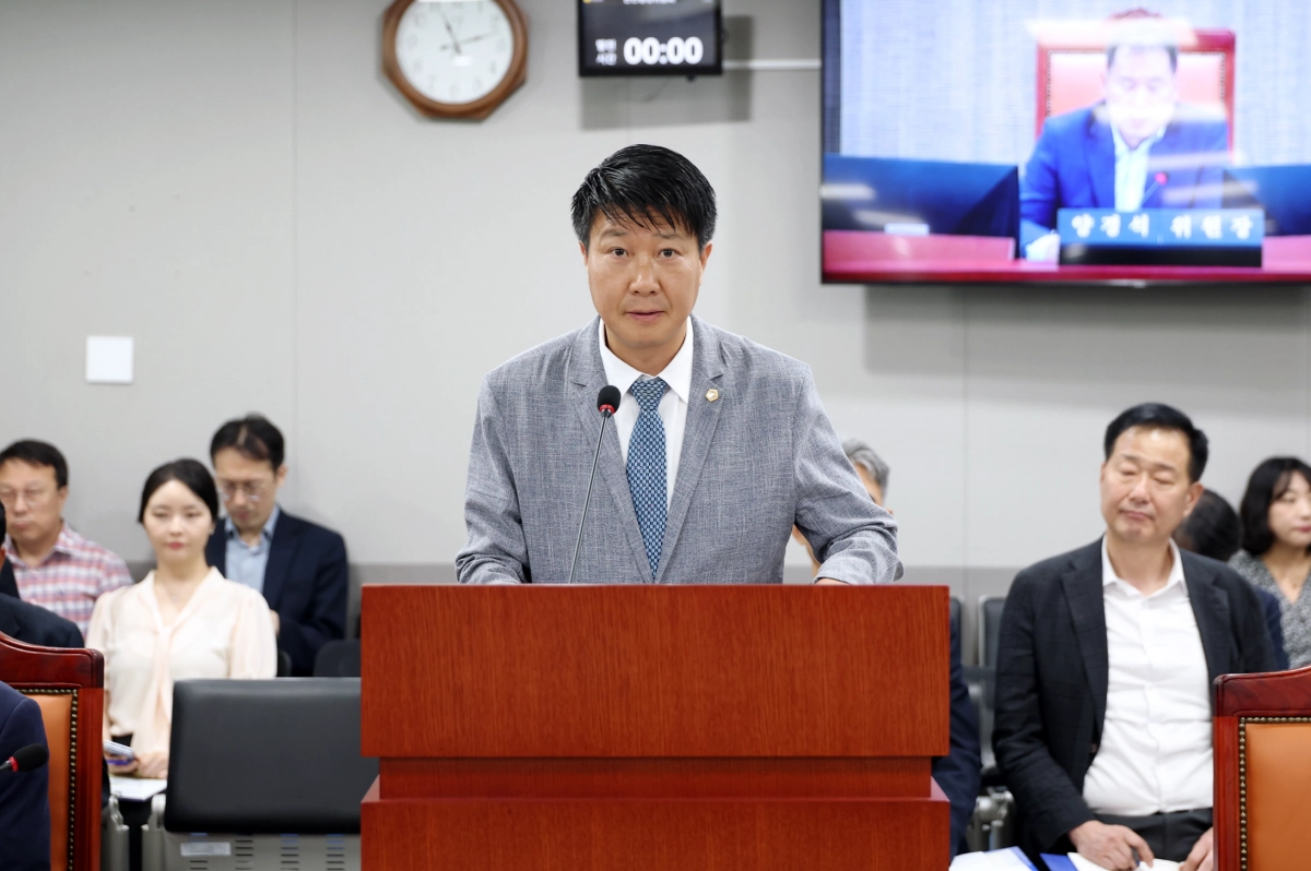 ▲이철형 의원이 7일 열린 제393회 임시회 회의에서 「경기도 공무원 복무 조례 일부개정조례안」 제안설명을 진행하고 있다. (사진=경기도의회)