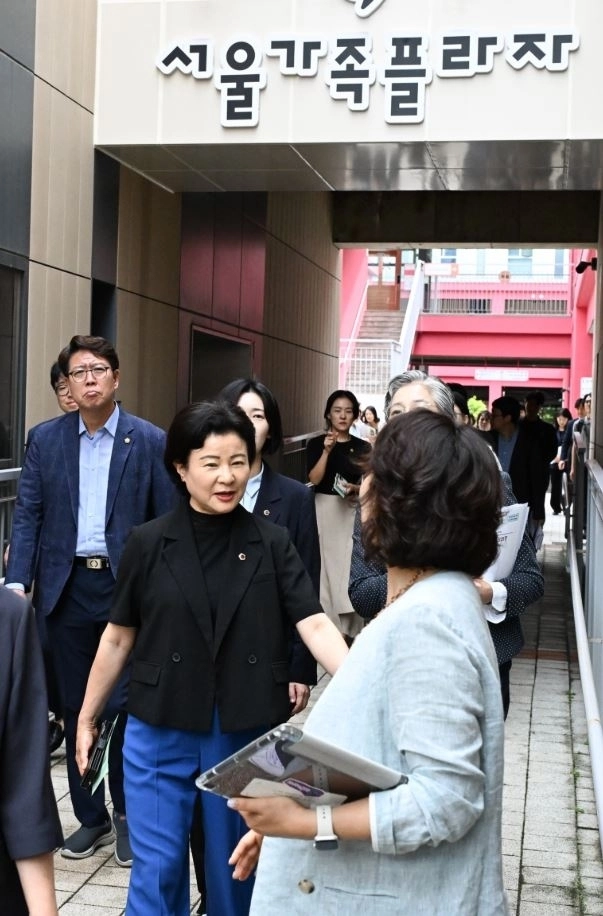 이날 서울여성플라자와 서울가족플라자 내 주요 정책 현장을 직접 살핀 송순효 의원. 서울시의회 제공