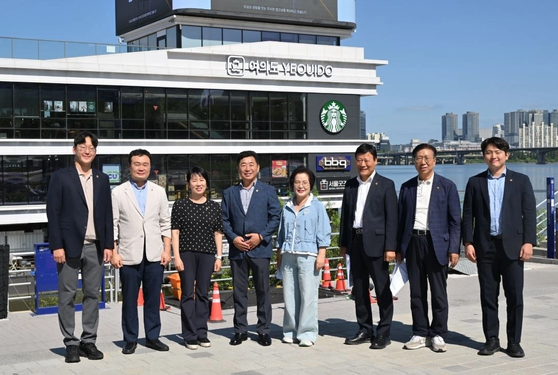 지난 7일 여의도 유람선 터미널과 한강버스 선착장 등을 방문한 서울시의회 교통위원회(위원장 한신) 소속 위원들이 기념촬영을 하고 있다. 서울시의회 제공