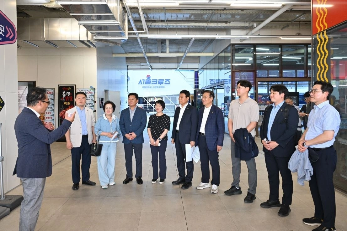 이날 교통위원회 소속 위원들은 주요 편의시설을 점검하고 한강버스 승하선 체험을 통해 운항 현장 실태를 파악했다. 서울시의회 제공