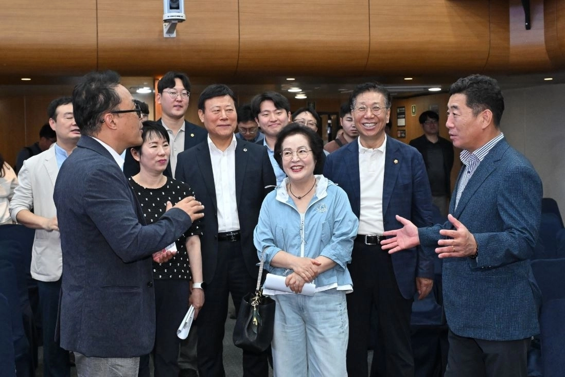 지난 7일 여의도 유람선 터미널과 한강버스 선착장 등을 방문한 서울시의회 교통위원회(위원장 한신). 서울시의회 제공