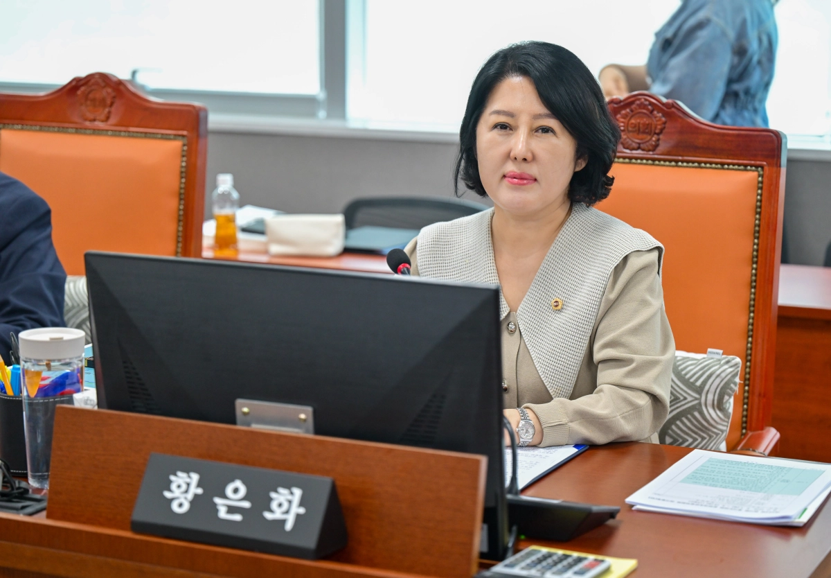 ▲황은화 의원이 7일 상임위원회 회의에서 공기관 위탁 동의안의 법적 근거 오류를 지적하고 외국인 주민 생활체육 지원 확대를 요구하고 있다. (사진=경기도의회)