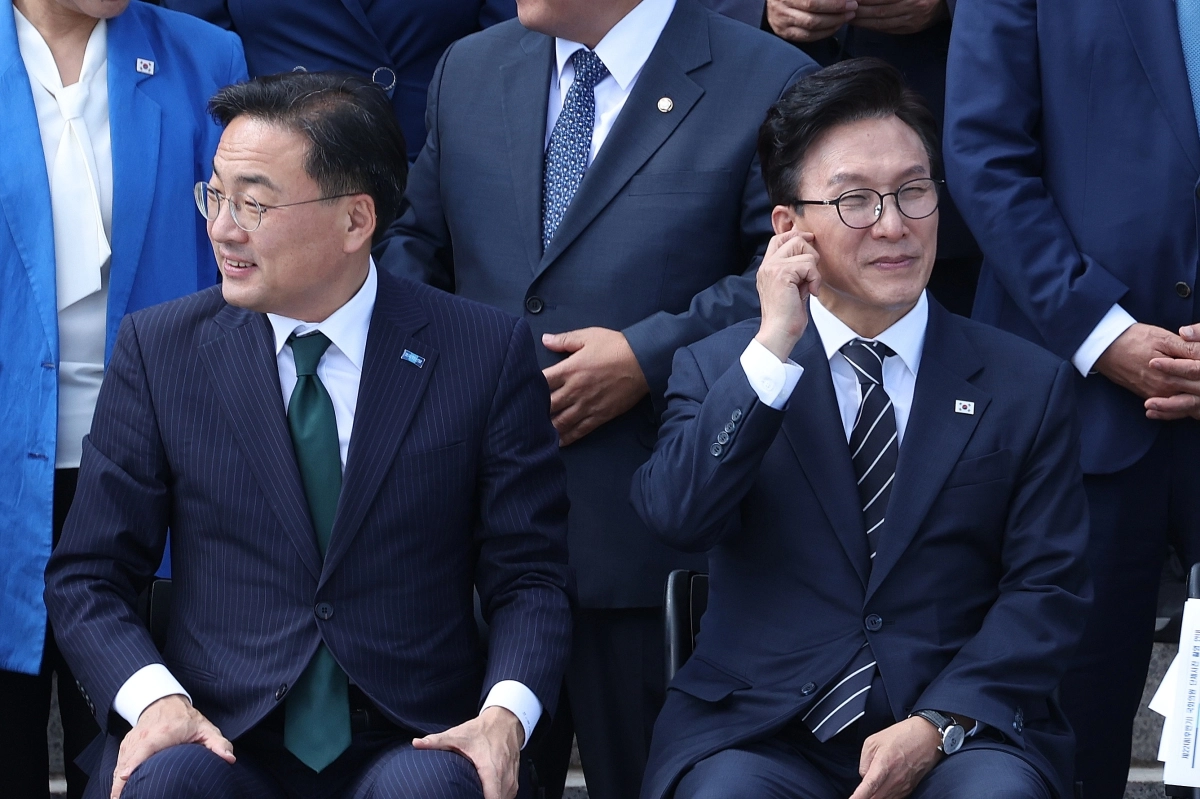 김민석 더불어민주당 당대표(오른쪽)와 신장식 조국혁신당 당대표가 지난 3일 서울 여의도 국회 본청 계단에서 열린 후반기 단체 기념 사진 촬영에 자리하고 있다. 뉴스1