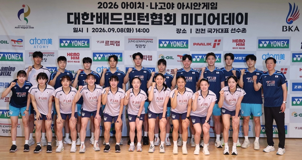 기념 촬영하는 배드민턴 국가대표