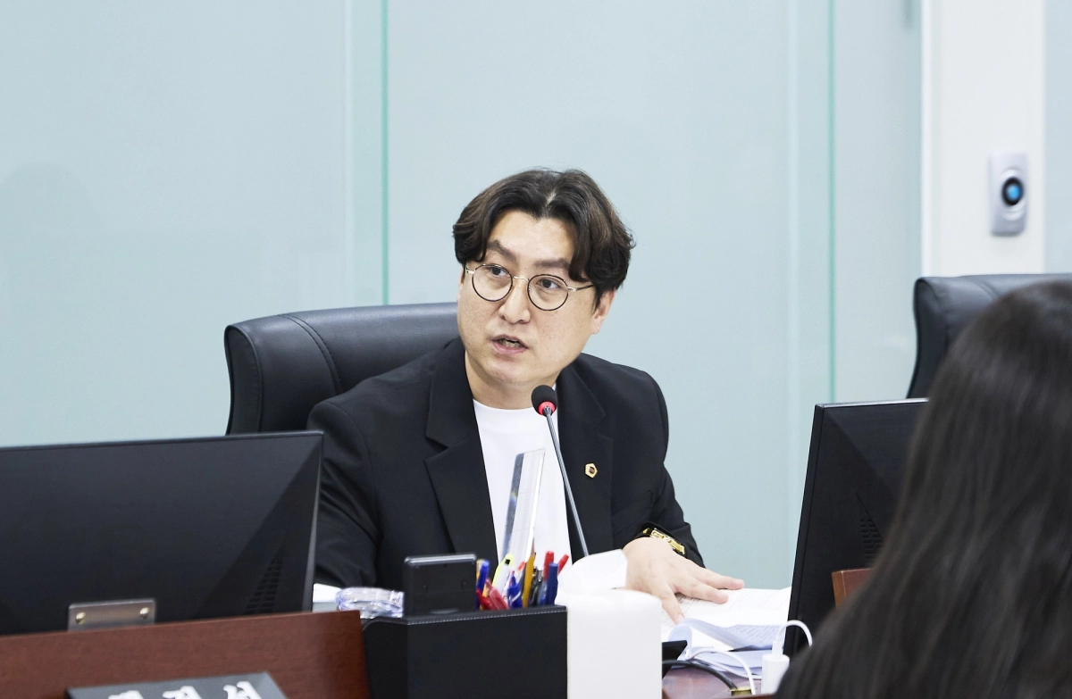 ▲우현욱 의원이 7일 열린 제393회 임시회 회의에서 복지국 소관 2026년도 제2회 추가경정예산안을 심사하며 질의하고 있다. (사진=경기도의회)