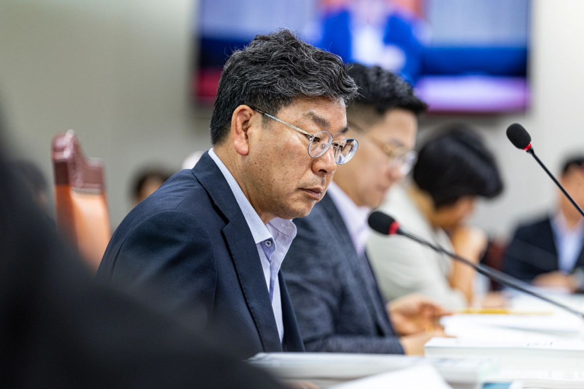 ▲최동식 의원이 7일 열린 상임위원회 회의에서 기후환경에너지국 소관 2026년도 제2회 추가경정예산안을 심사하며 질의하고 있다. (사진=경기도의회)