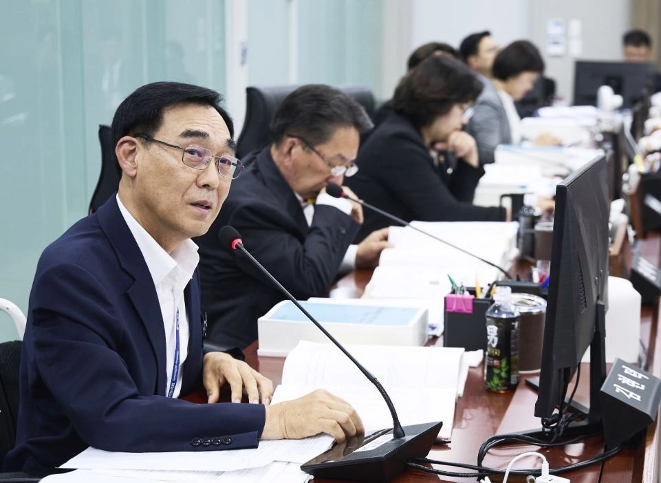 ▲ 지난 7일 열린 경기도의회 제393회 임시회 보건복지위원회 제2차 회의에서 질의하는 김현덕 의원(사진=경기도의회)