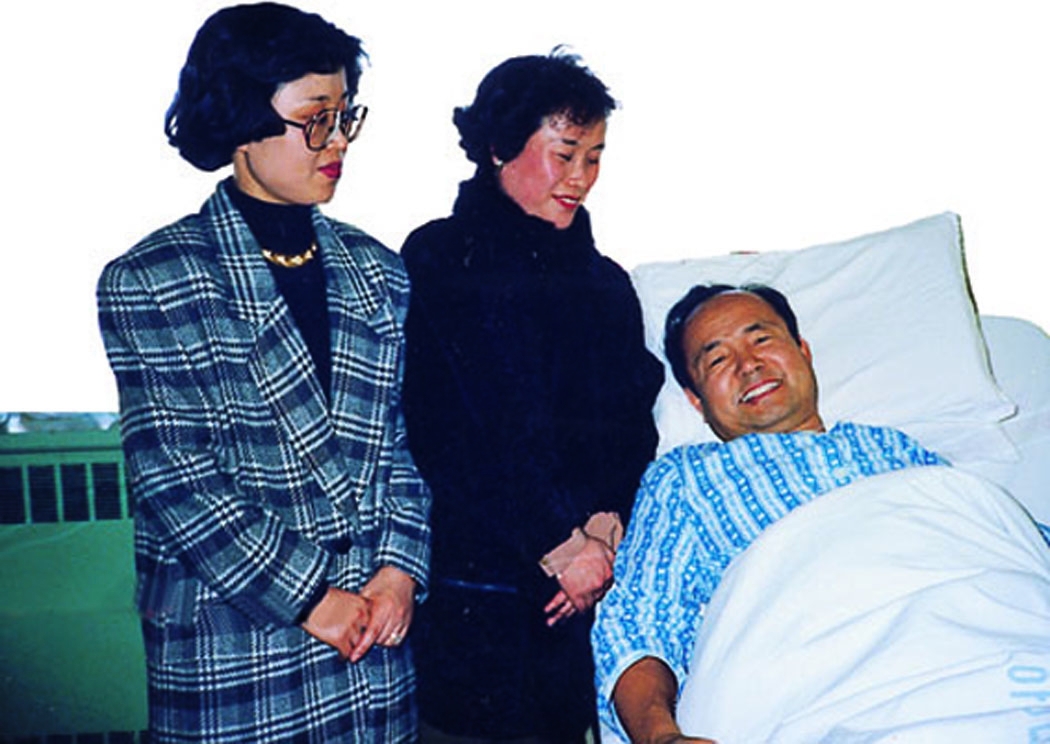 1991년 국내 첫 생존 신장기증을 한 박진탁(오른쪽) 사랑의장기기증운동본부 명예이사장의 기증 당시 모습. 사랑의장기기증운동본부 제공