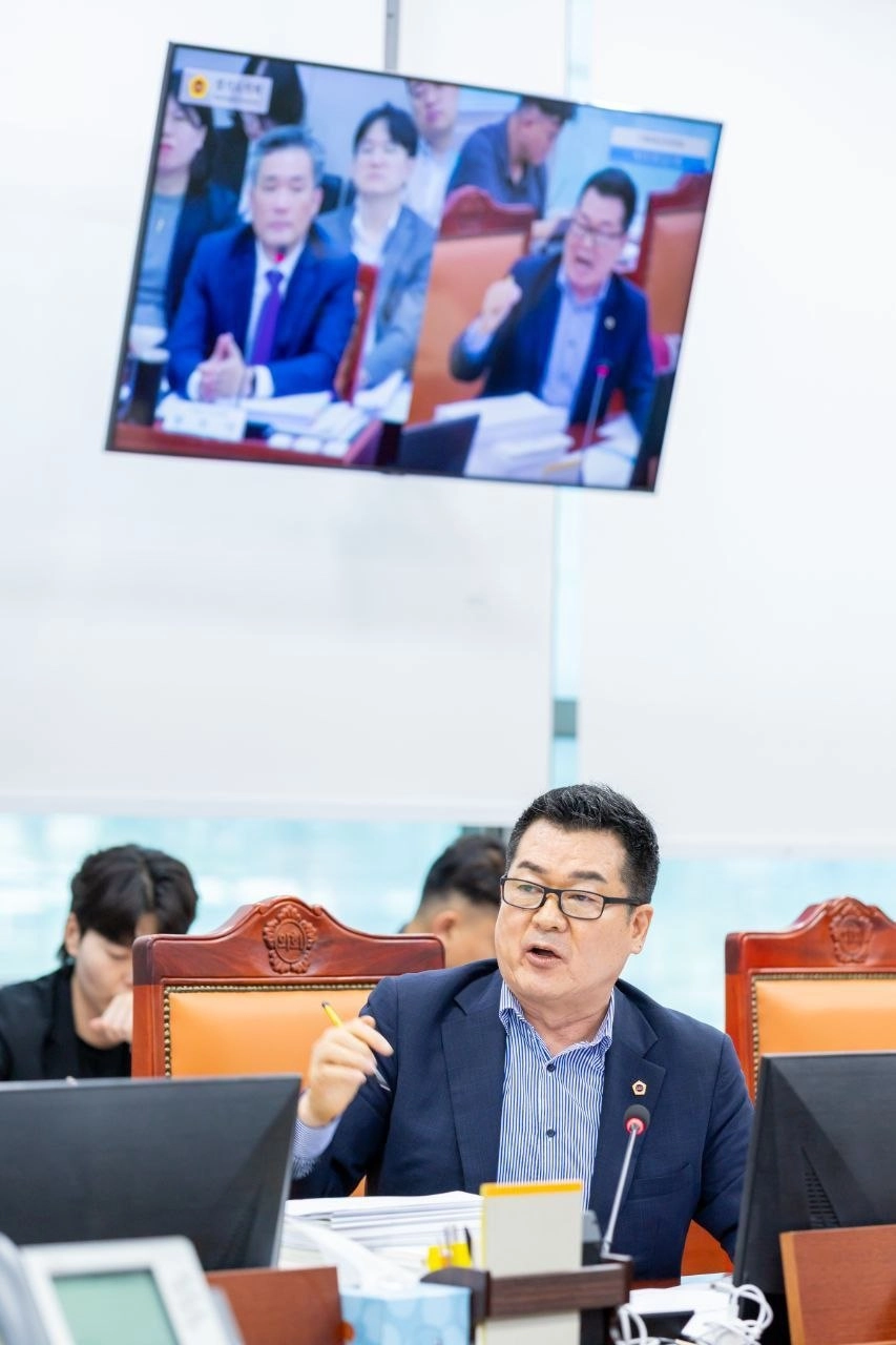 ▲박정균 의원이 7일 열린 제393회 임시회 제2차 회의에서 경기연구원 출연계획 및 지역상생발전기금 등 재정 현안을 지적하며 적극적인 제도 개선을 촉구하고 있다. (사진=경기도의회)