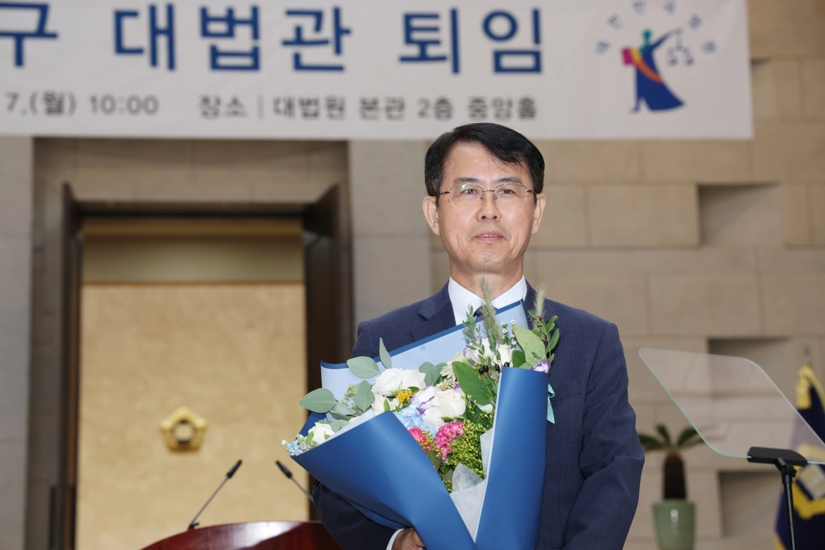 이흥구 대법관이 7일 서울 서초구 대법원에서 열린  퇴임 행사에서 꽃다발을 들고 있다. 연합뉴스