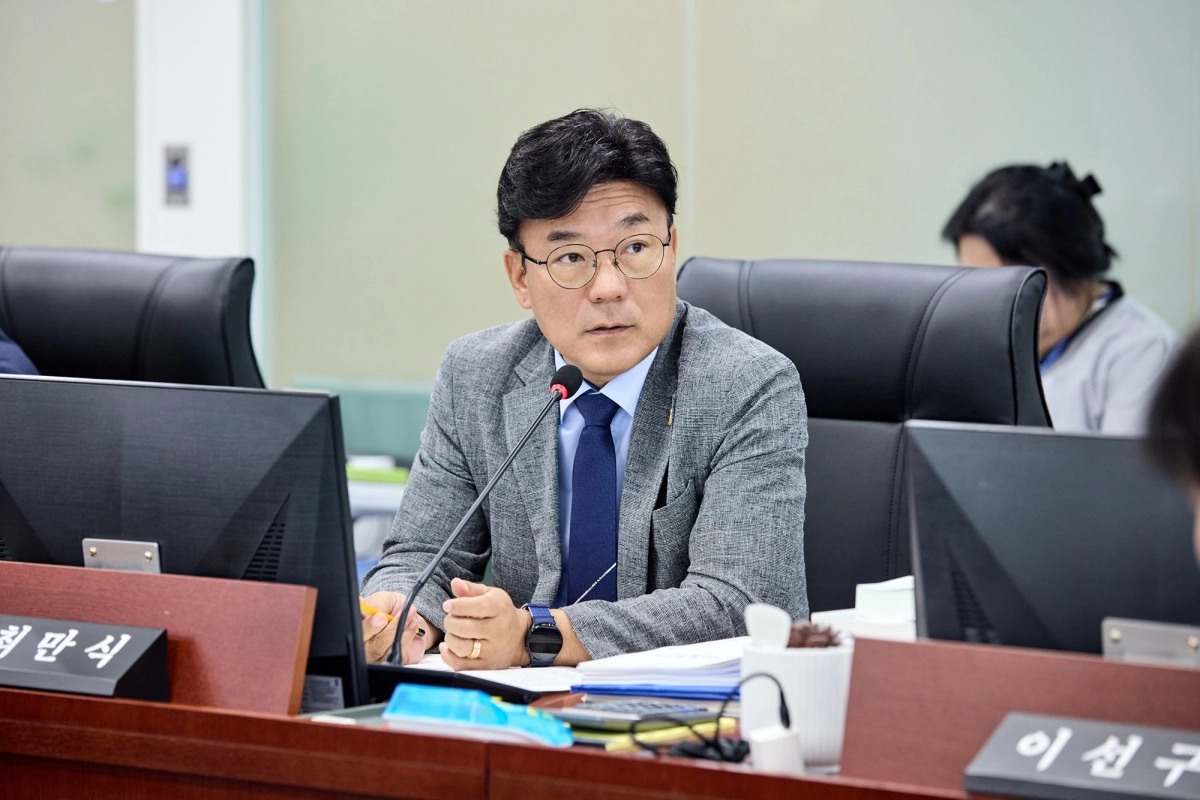 ▲7일 열린 경기도의회 제2회 추가경정예산안 농정해양위원회 심사에서 최만식 의원이 농업기술원의 연구개발 및 인력양성 예산 삭감 문제를 지적하며 질의하고 있다. (사진=경기도의회)