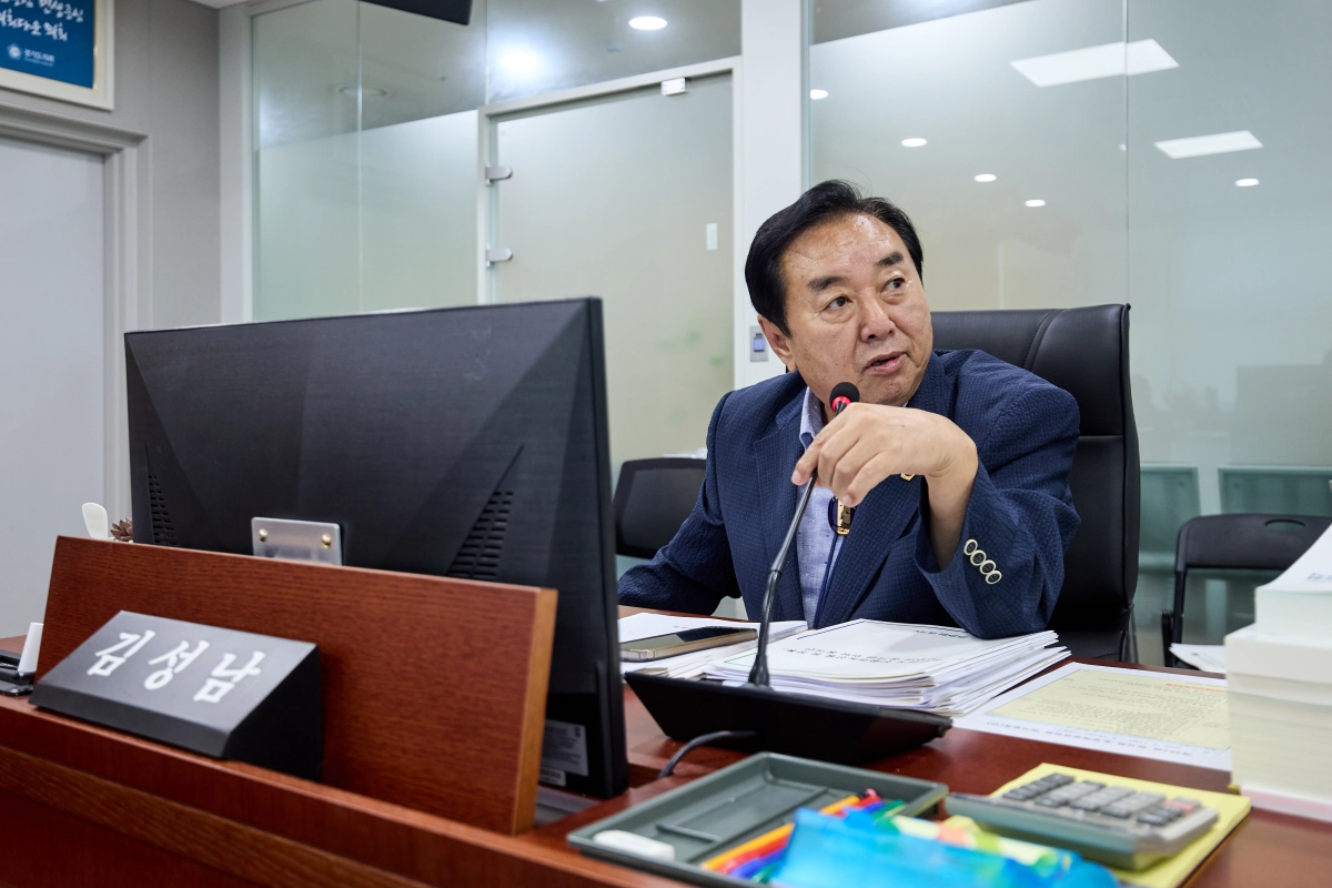 ▲7일 경기도의회 제393회 임시회 제1차 농정해양위원회 회의실에서 김성남 의원이 경기도 농축산물 할인쿠폰 지원사업 감액 예산안을 점검하며 질의를 이어가고 있다. (사진=경기도의회)