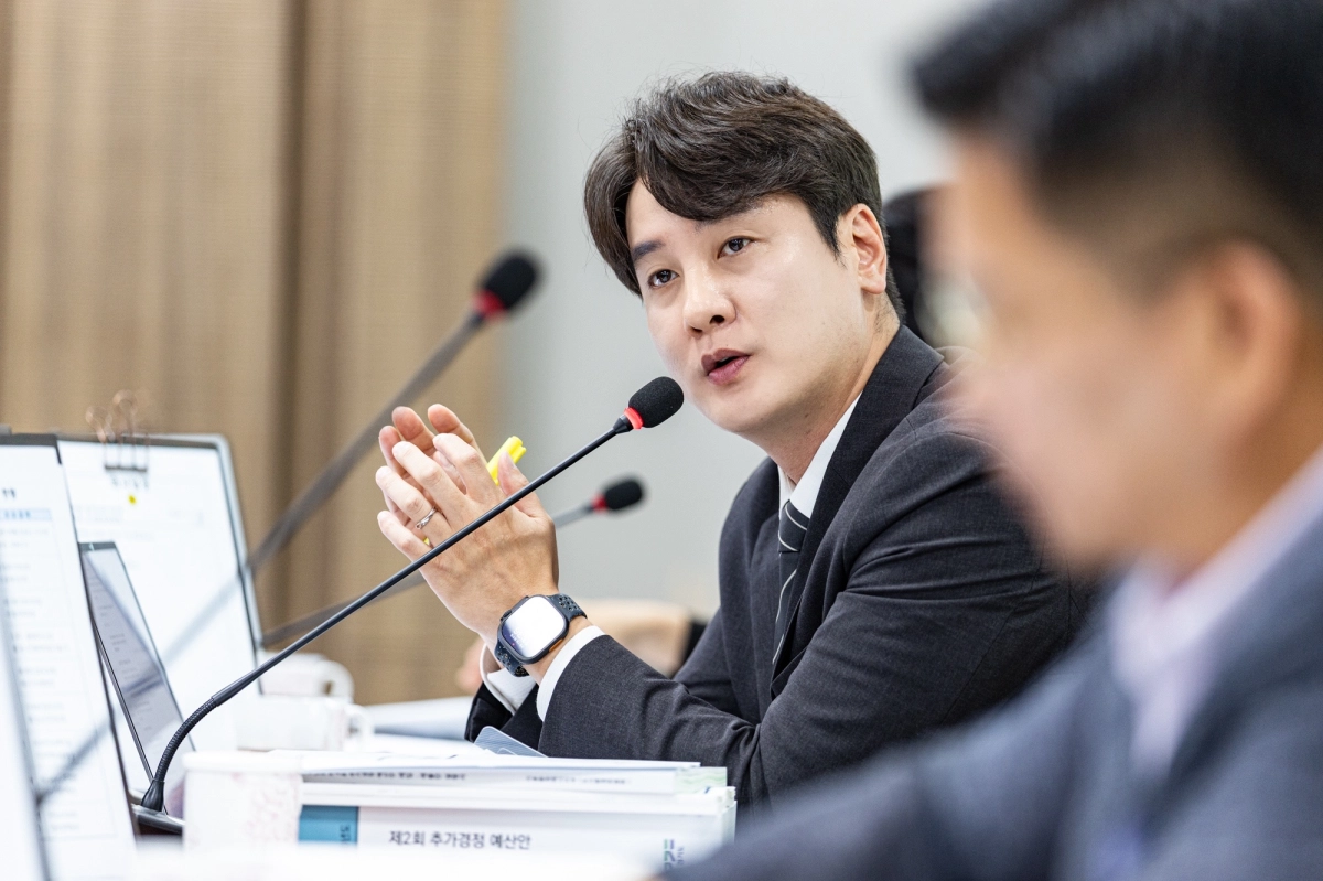 ▲7일 경기도의회 제393회 임시회 제2차 도시환경위원회 회의에서 김일중 의원이 보건환경연구원 소관 제2회 추가경정예산안을 심사하며 질의하고 있다. (사진=경기도의회)