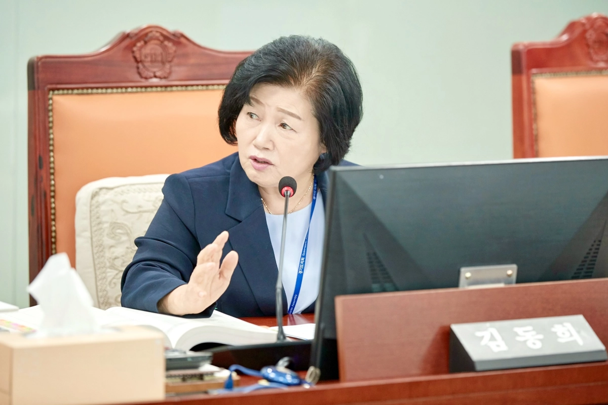 ▲8일 경기도의회 제393회 임시회 안전행정위원회 회의실에서 김동희 의원이 2026년도 제2회 추가경정예산안을 심사하며 질의하고 있다. (사진=경기도의회)