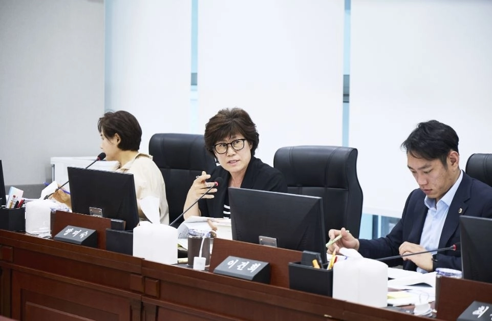 ▲ 지난 7일 제2회 추가경정예산안 복지국 소관 심사에서 질의하는 방미숙 의원(사진=경기도의회)