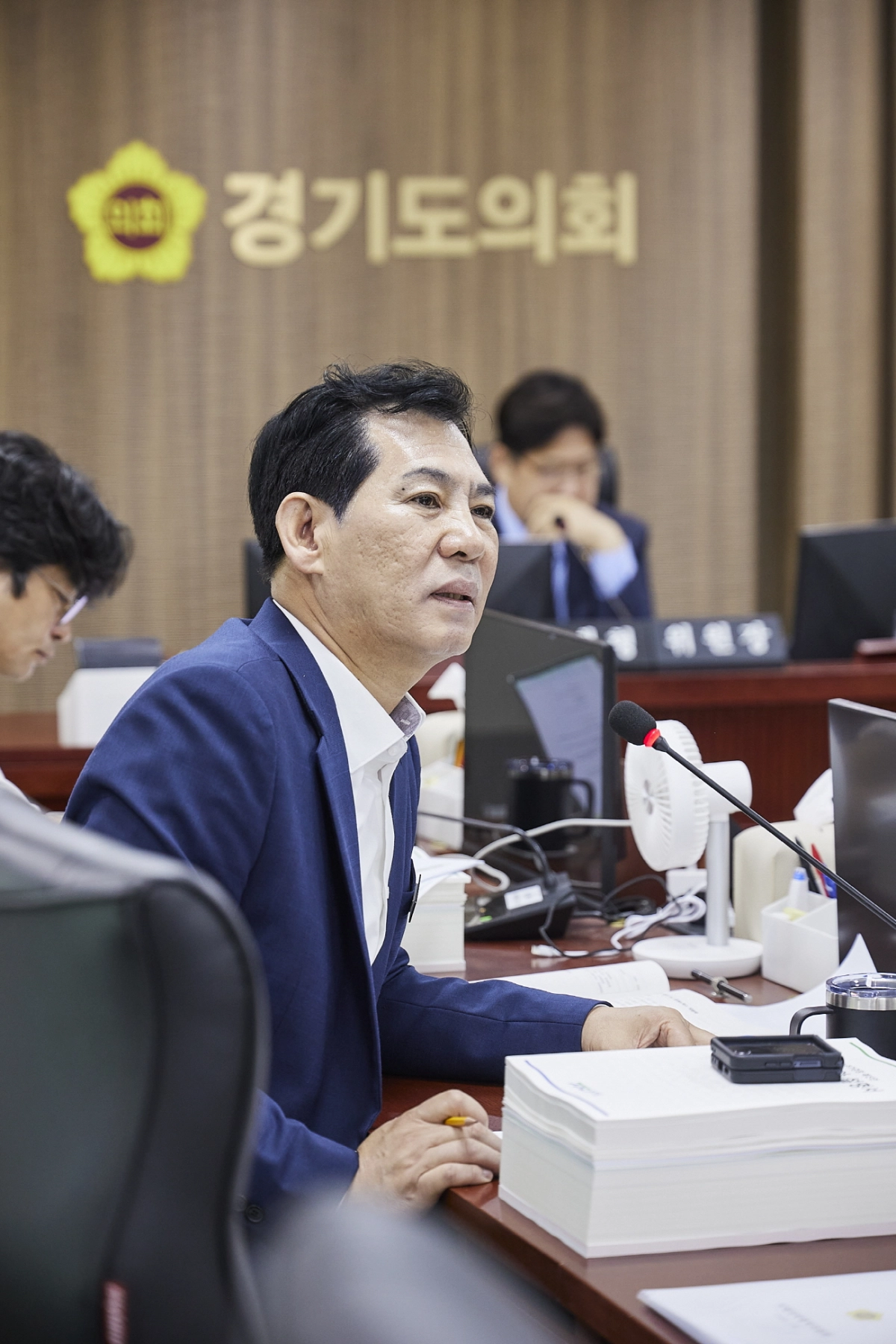 ▲이영봉 의원이 미래성장산업국 소관 2026년도 제2회 추가경정예산안을 심사하며 산하기관 인건비의 반복적 추경 편성을 지적하고 있다. (사진=경기도의회)