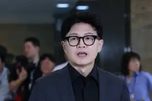 “최재성” 통화 녹취록 또 공개… 한동훈 활약에 속내 복잡한 野
