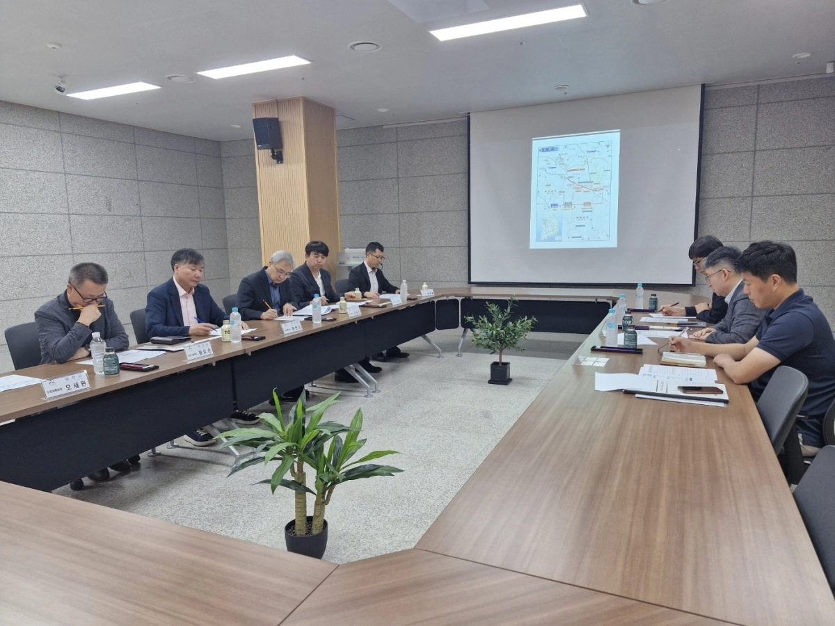8일 충남 아산시, 당진시, 한국도로공사 관계자들이 당진~아산 고속도로 건설 추진을 위한 상생 협력 실무회의를 하고 있다. 아산시 제공