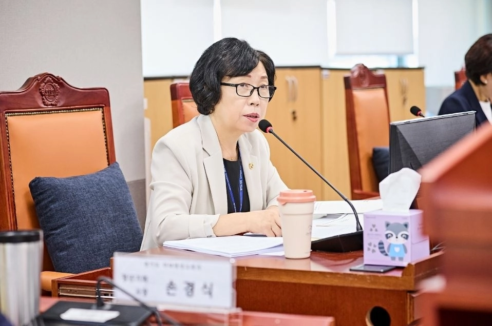 ▲ 제393회 임시회 여성가족평생교육위원회 상임위원회에서 질의하는 박은주 의원(사진=경기도의회)
