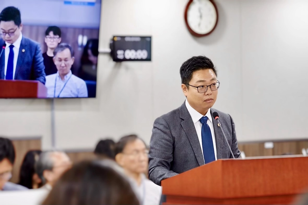 ▲8일 경기도의회 제393회 임시회 경제노동위원회 회의실에서 한영수 의원이 발언대에 서서 전국 최초로 마련된 「경기도 지방노동감독관 운영 및 지원 조례안」에 대해 제안설명을 하고 있다. (사진=경기도의회)