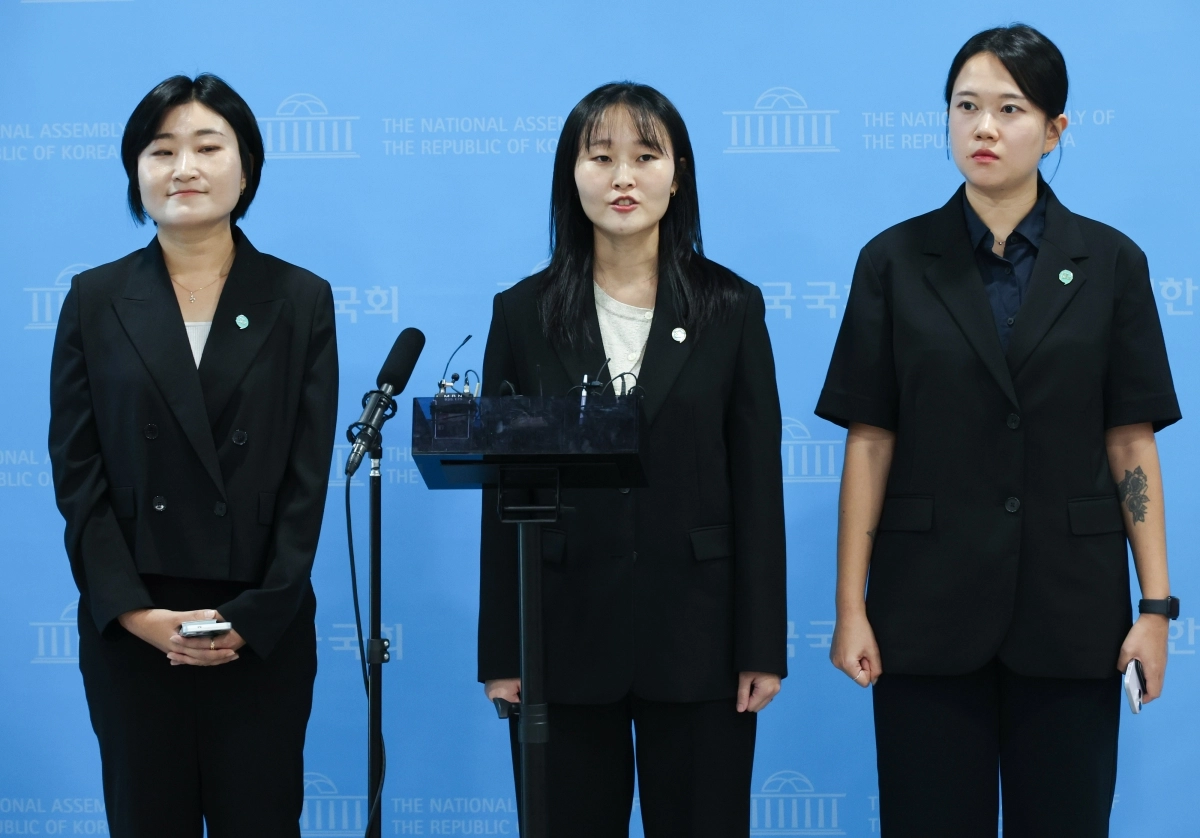 재정 및 인사 운영 관련 의혹 관련 질문에 답하는 기본소득당