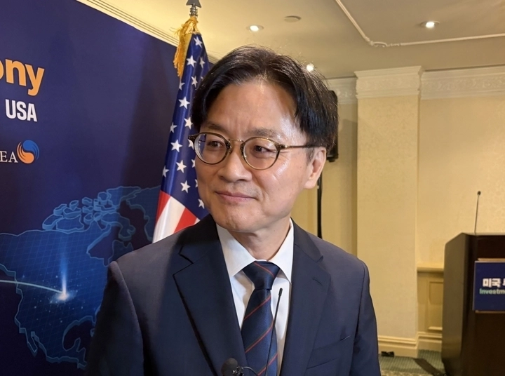 김정관 산업통상부 장관이 지난 3일(현지시간) 미국 워싱턴DC에서 취재진과 문답하고 있다.  연합뉴스